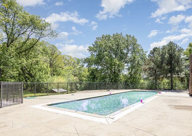 6085 Lincoln Drive 222, Edina, MN 55436