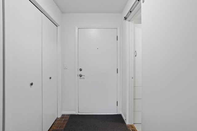 6085 Lincoln Drive 222, Edina, MN 55436