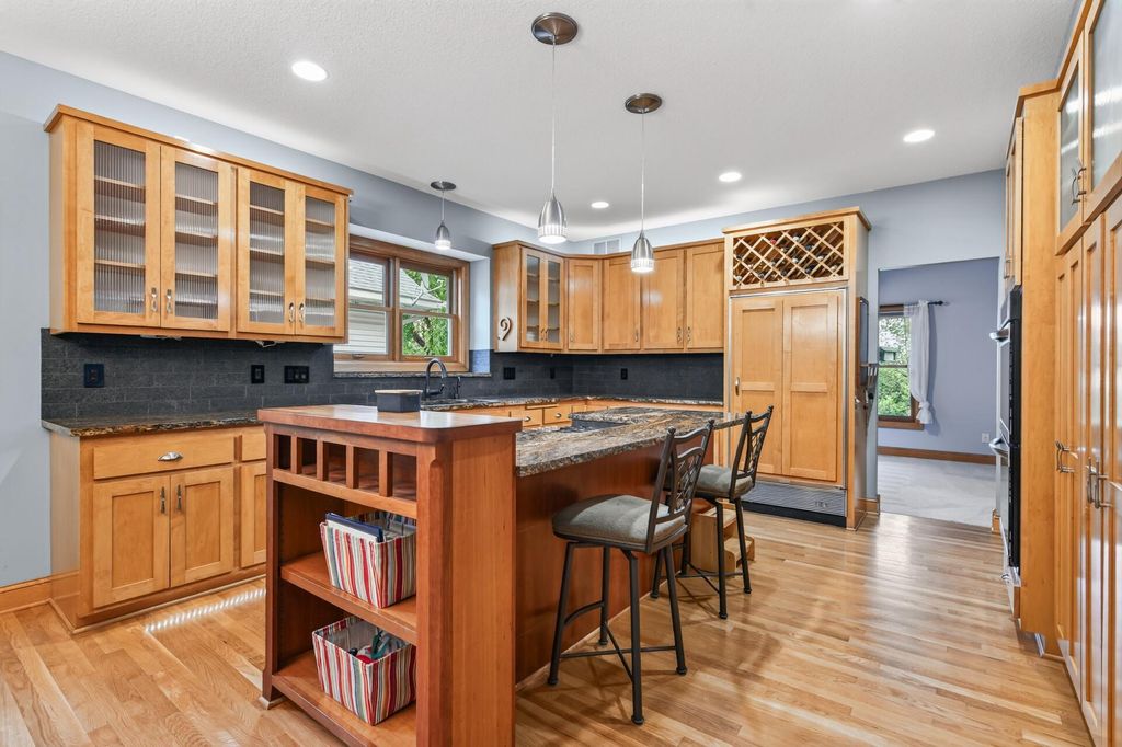 877 New Century Boulevard S, Maplewood, MN 55119 — photo 2