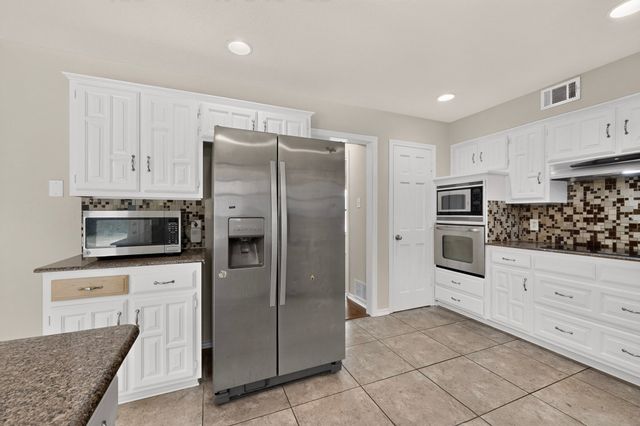 1900 Thames Drive, Arlington, TX 76017