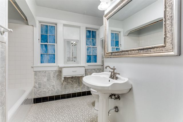 3005 6th Avenue, Fort Worth, TX 76110