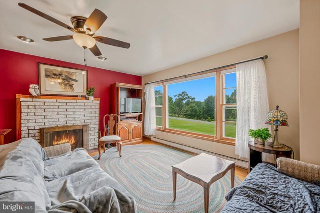 381 GROVE HEIGHTS RD, Berkeley Springs, WV 25411