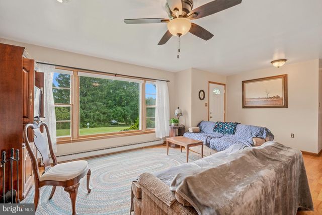 381 GROVE HEIGHTS RD, Berkeley Springs, WV 25411