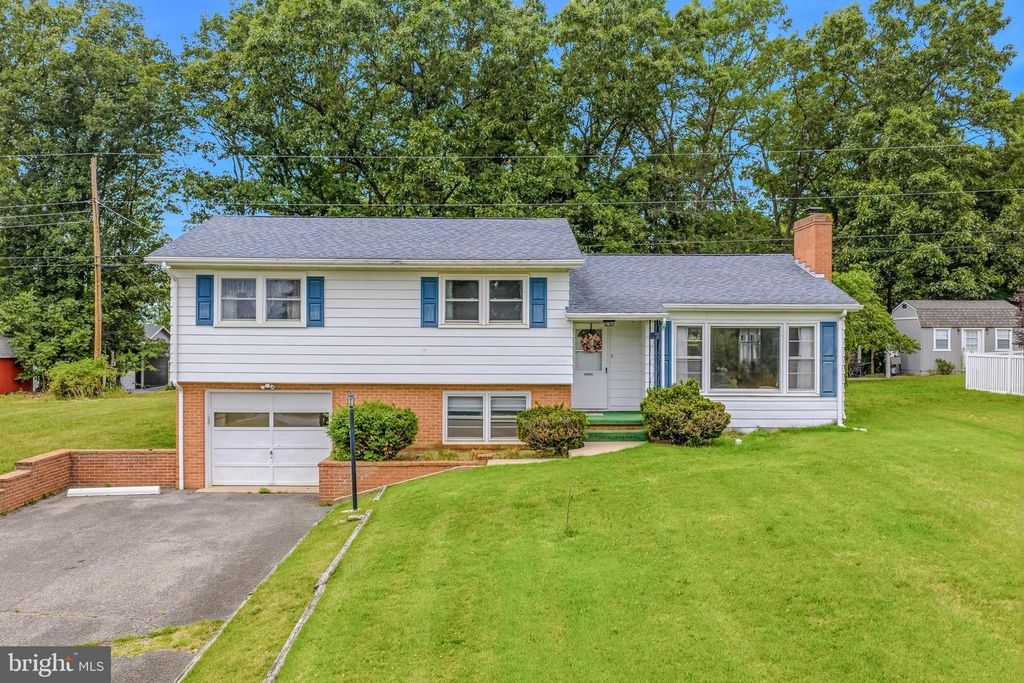 381 GROVE HEIGHTS RD, Berkeley Springs, WV 25411