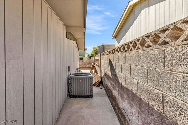 4587 Royal Ridge Lane, Las Vegas, NV 89103