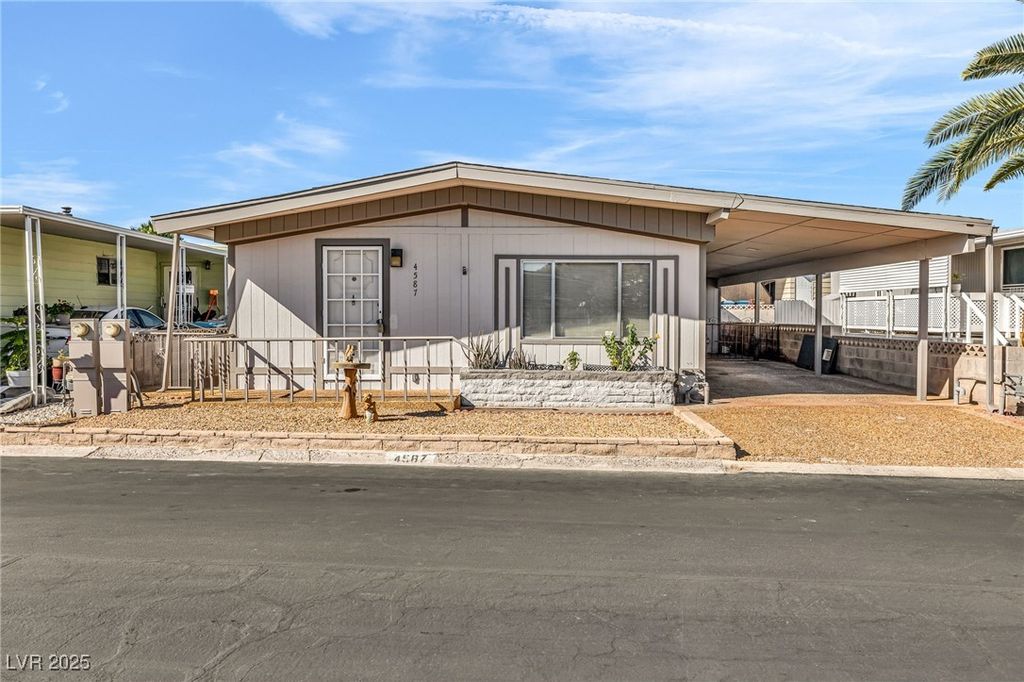 4587 Royal Ridge Lane, Las Vegas, NV 89103