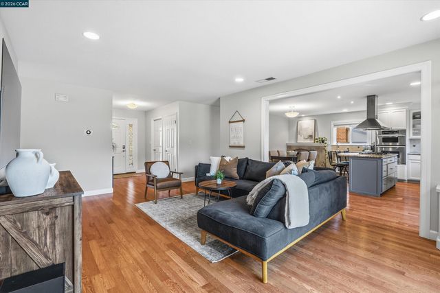 2045 Mcmillan Ct, Martinez, CA 94553