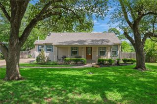 715 Inwood Drive, Bryan, TX 77802