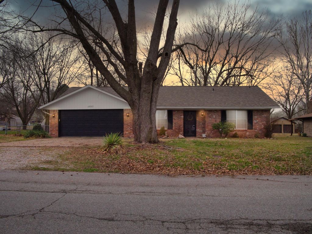 2202 G St SW, Miami, OK 74354