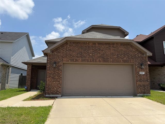 2237 Diamond Drive, Grand Prairie, TX 75051