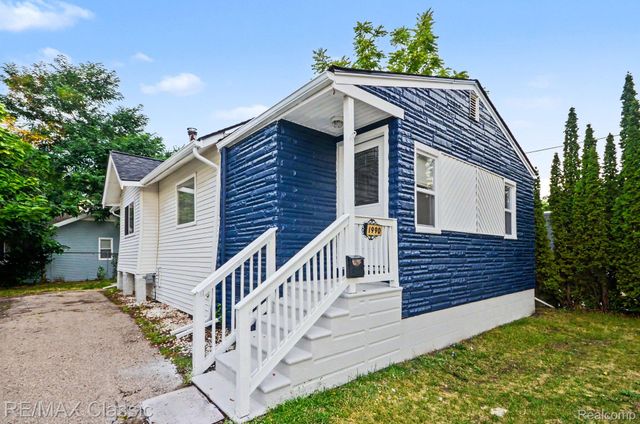 1990 Cass Lake Road, Keego Harbor, MI 48320