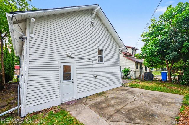 1990 Cass Lake Road, Keego Harbor, MI 48320