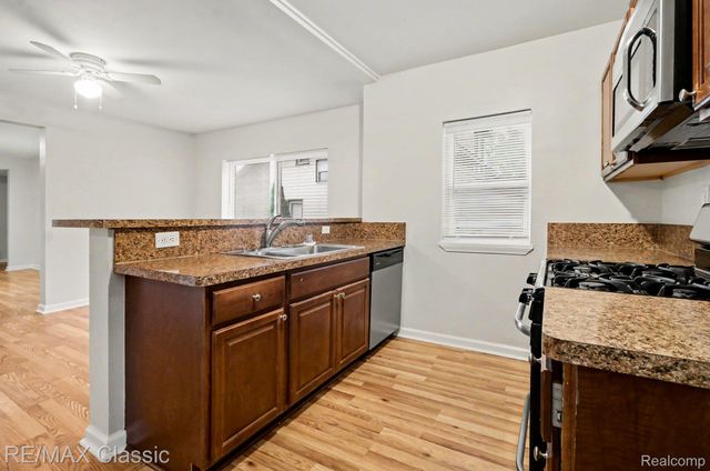 1990 Cass Lake Road, Keego Harbor, MI 48320