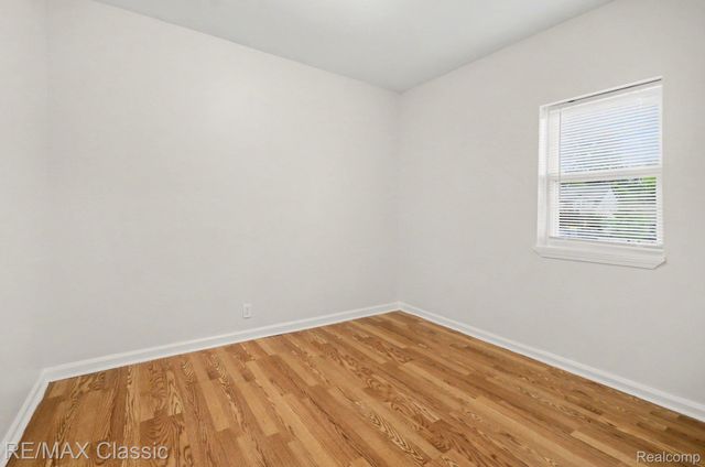 1990 Cass Lake Road, Keego Harbor, MI 48320