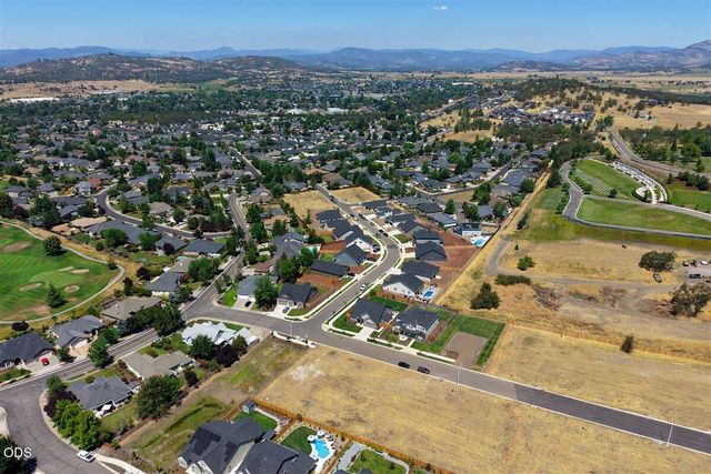 1516 Poppy Ridge Drive, Eagle Point, OR 97524