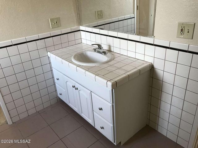 421 N Banff Avenue, Tucson, AZ 85748
