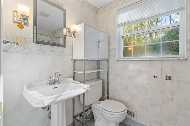 214 Farmington Rd, O'hara, PA 15215