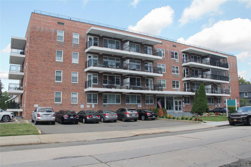 100 Randall Avenue 1E, Freeport, NY 11520
