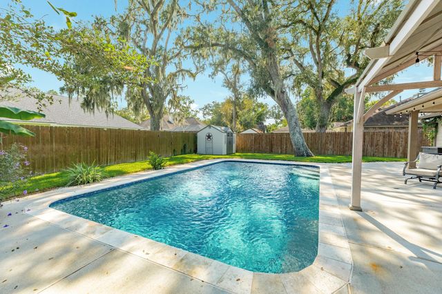 231 Wentworth Drive, West Columbia, TX 77486