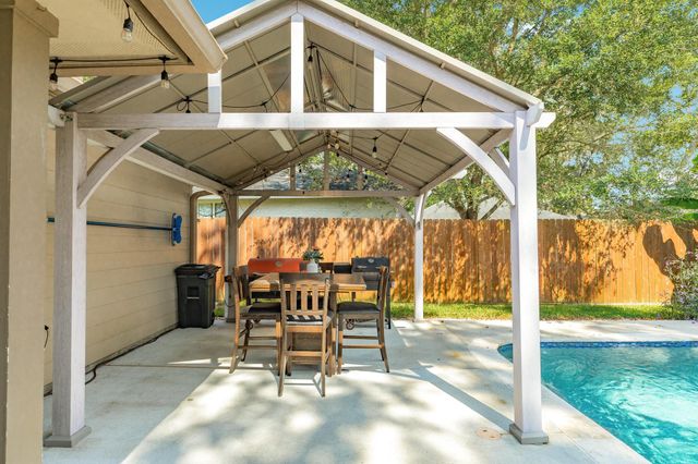 231 Wentworth Drive, West Columbia, TX 77486