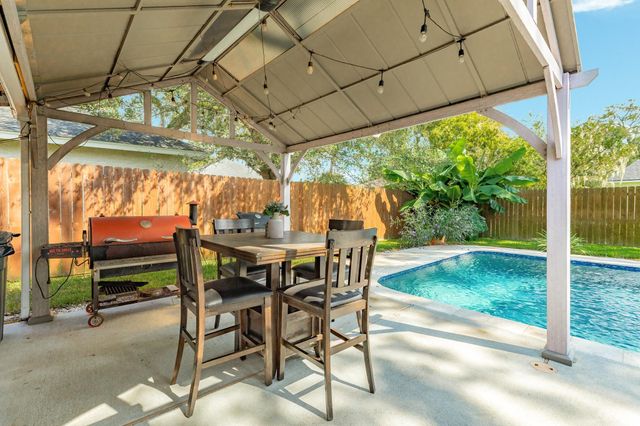 231 Wentworth Drive, West Columbia, TX 77486