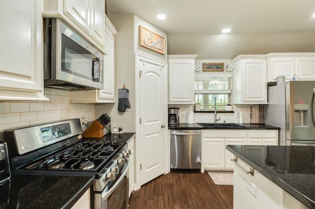 231 Wentworth Drive, West Columbia, TX 77486