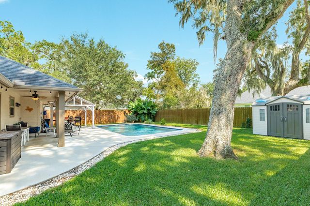 231 Wentworth Drive, West Columbia, TX 77486