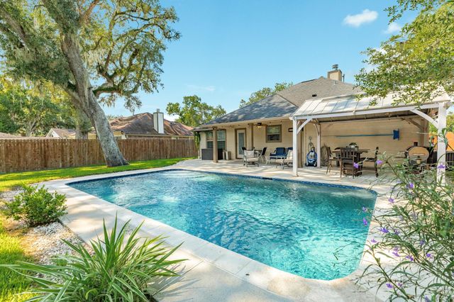 231 Wentworth Drive, West Columbia, TX 77486