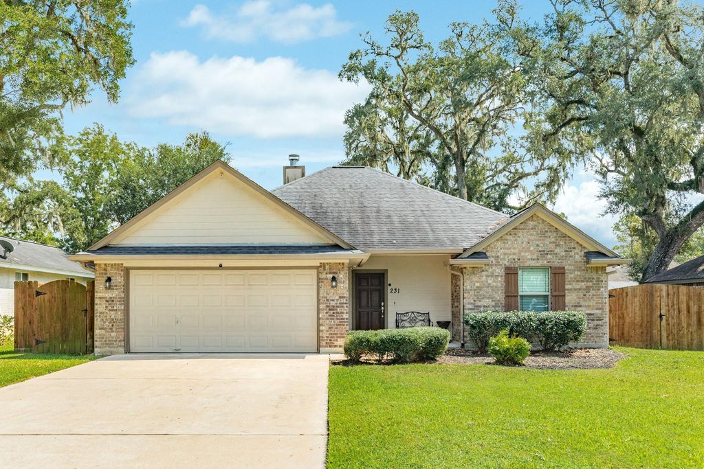 231 Wentworth Drive, West Columbia, TX 77486