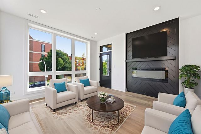 3900 S Lake Park Avenue 2, Chicago, IL 60653