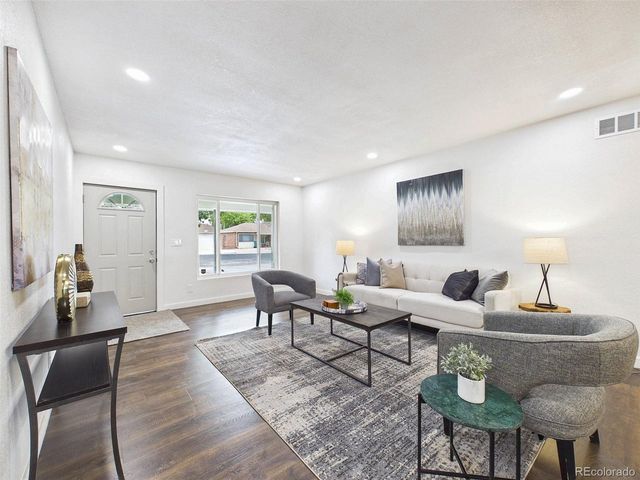 970 Scranton St, Aurora, CO 80011