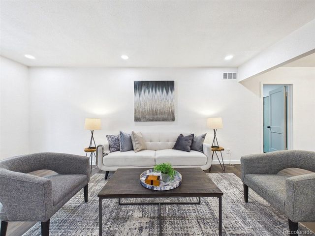 970 Scranton St, Aurora, CO 80011