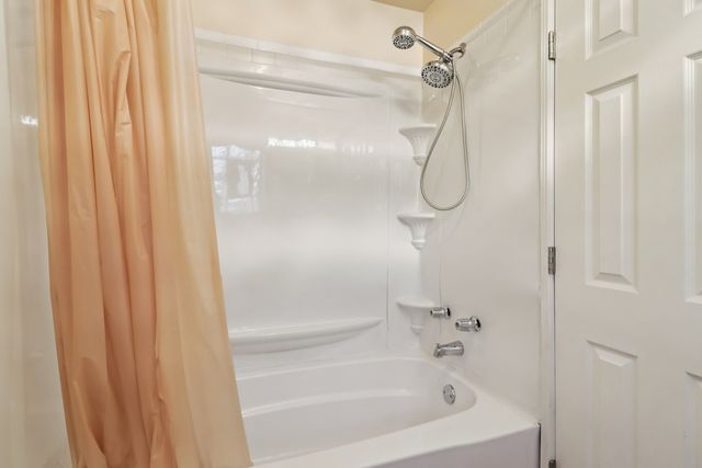 611 Golfview Drive, Round Lake Beach, IL 60073