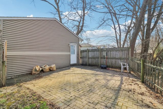 611 Golfview Drive, Round Lake Beach, IL 60073