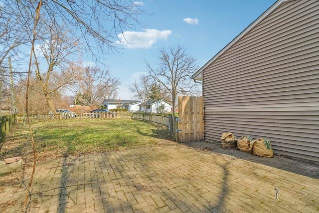 611 Golfview Drive, Round Lake Beach, IL 60073