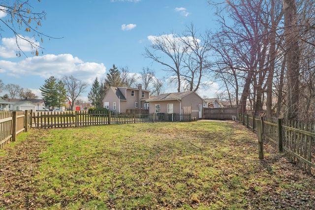 611 Golfview Drive, Round Lake Beach, IL 60073