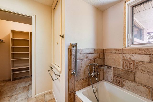 2532 Harold Place NE, Albuquerque, NM 87106