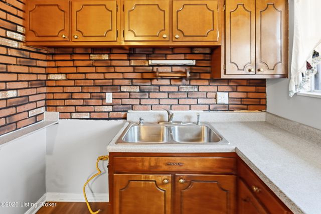 9724 Scarborough Ave, Louisville, KY 40272