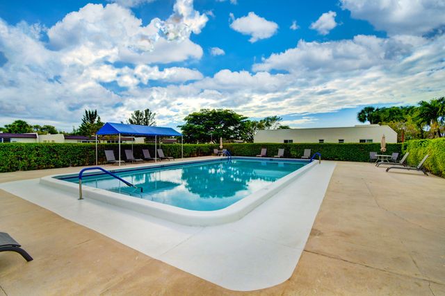 219 Lake Meryl Drive, West Palm Beach, FL 33411