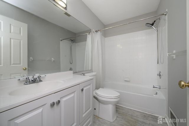 5 Cherrywood Drive, Piscataway, NJ 08854