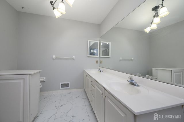 5 Cherrywood Drive, Piscataway, NJ 08854