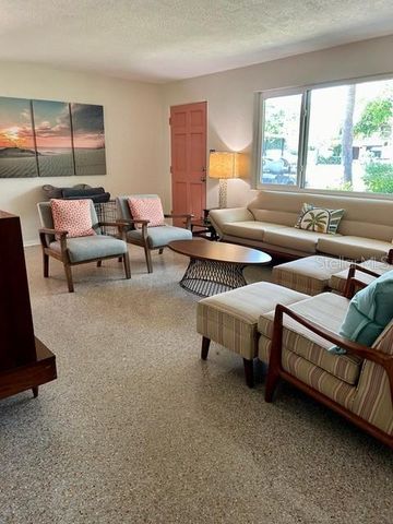 911 E 2ND AVENUE, New Smyrna Beach, FL 32169