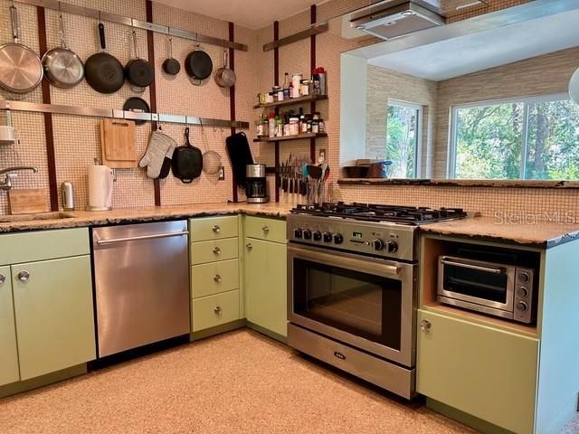 911 E 2ND AVENUE, New Smyrna Beach, FL 32169