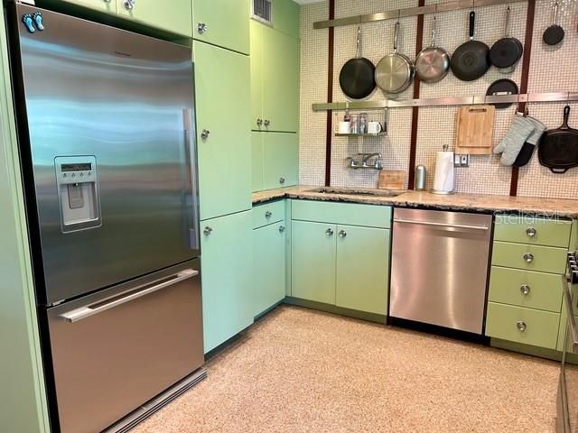 911 E 2ND AVENUE, New Smyrna Beach, FL 32169