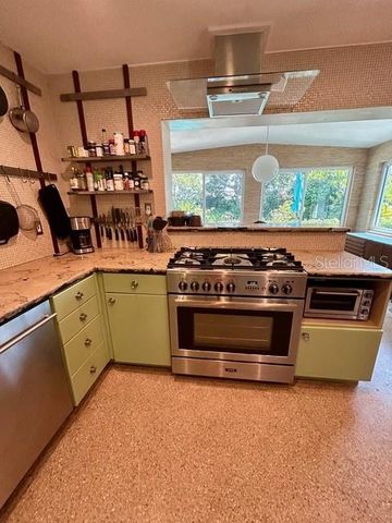 911 E 2ND AVENUE, New Smyrna Beach, FL 32169