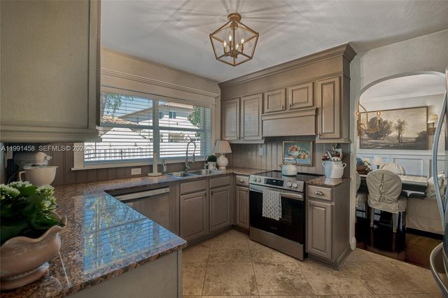 19237 NW 13th St, Pembroke Pines, FL 33029