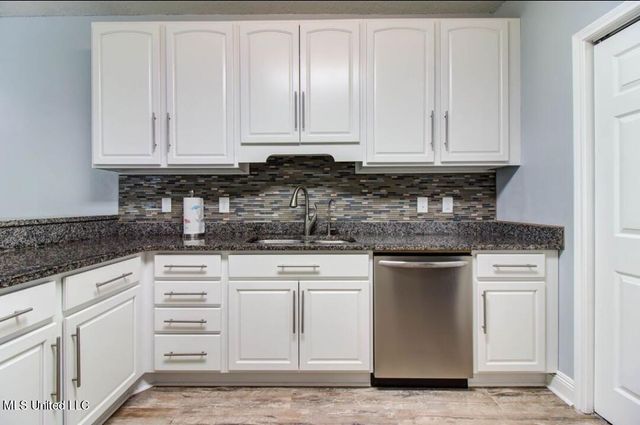 12 N Lakeview Drive, Ocean Springs, MS 39564