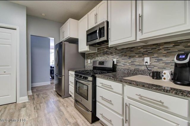 12 N Lakeview Drive, Ocean Springs, MS 39564