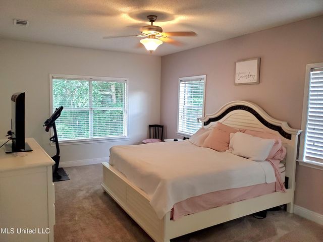 12 N Lakeview Drive, Ocean Springs, MS 39564