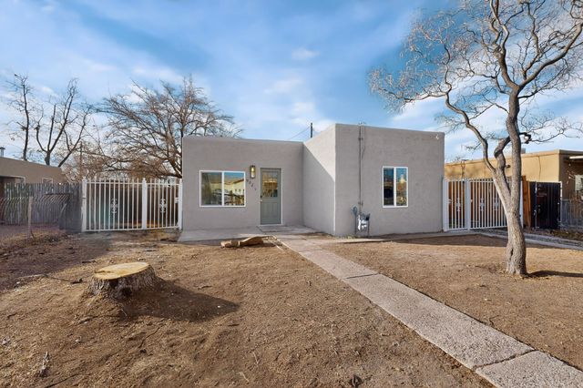 902 Headingly Avenue NW, Albuquerque, NM 87107